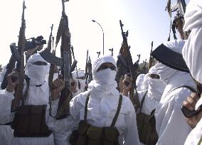 (1)Iraqi soldiers parade in show of force